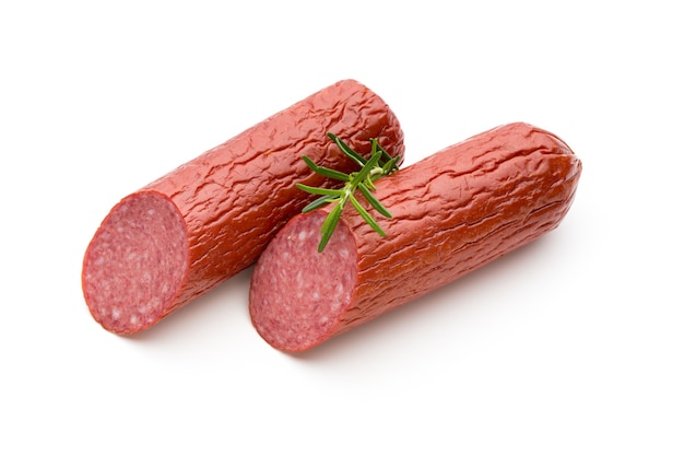 Bliska salami wędzone na stole