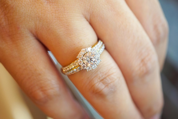 Bliska ślubny pierścionek z brylantem na palcu kobiety