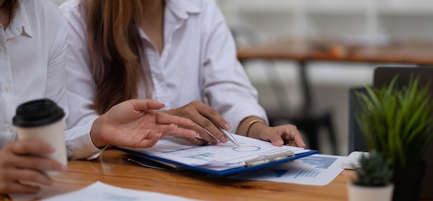 Bliska Spotkanie Ludzi Biznesu W Celu Omówienia Sytuacji Na Rynku. Biznesowa Koncepcja Finansowa