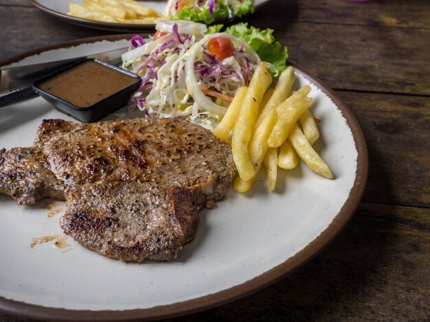 Bliska Stek T-bone Z Solą I Pieprzem, Złote Frytki I Zielone Warzywa.