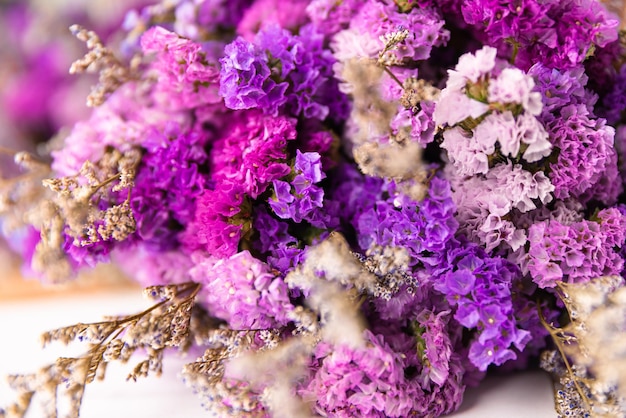 Zdjęcie bliska strzał fioletowe i kolorowe małe kwiaty ułożone w bukiet