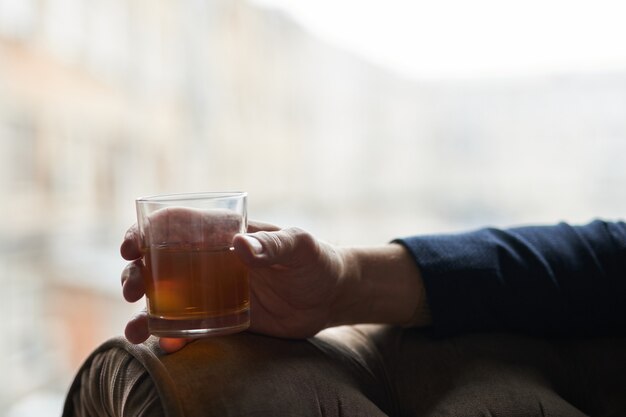 Bliska Strzał Ręki Udanego Biznesmena Trzymającego Szklankę Szkockiej Whisky Z Alkoholem