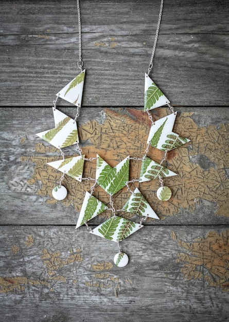 Zdjęcie bliska stylowy naszyjnik ze zdjęciem koncepcyjnym zielonych liści