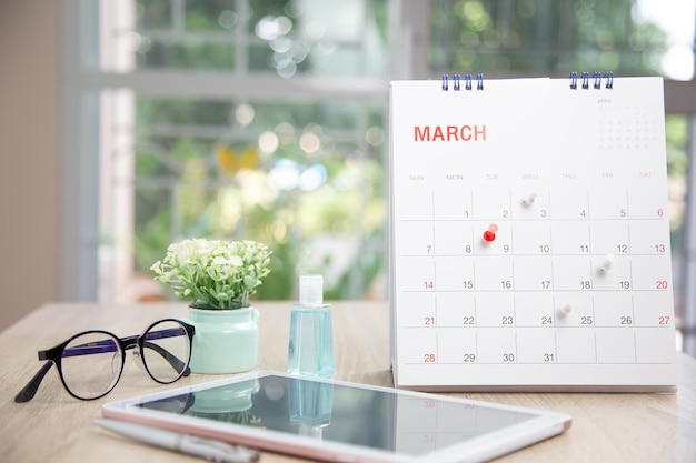 Bliska szpilka w kalendarzu biurka biznesowego z koncepcją sprzętu biurowego z terminarzem imprez lub przypomnieniem o organizacji osobistej i harmonogramem lub planowaniem