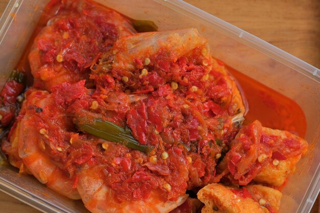 Zdjęcie bliska udang goreng balado na brązowym tle