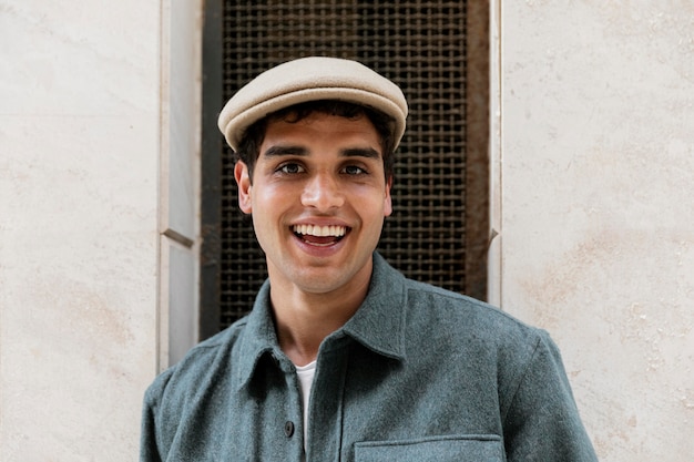 Zdjęcie bliska uśmiechnięty mężczyzna w kapeluszu