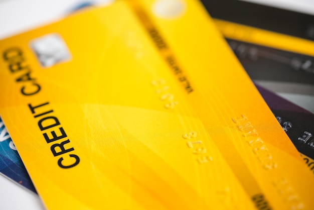 Zdjęcie bliska zadłużenia finansów karty kredytowej strzał z selektywnym fokusem na tle.