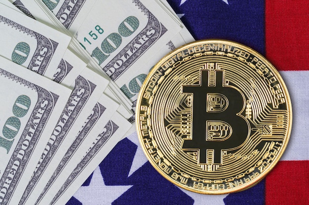 Bliska złota moneta Bitcoin i banknot na fladze usa