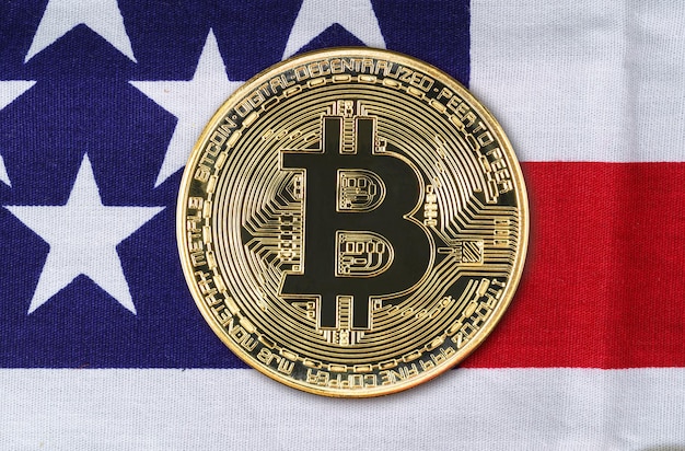 Bliska złota moneta Bitcoin na fladze usa