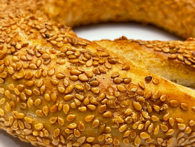 Bliski plan tradycyjnego tureckiego bagela simit z sezamem