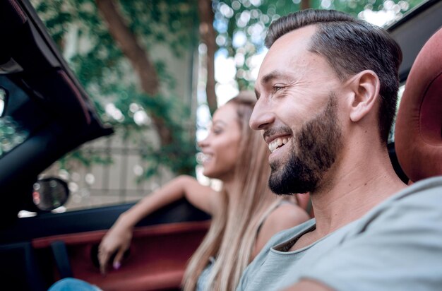Zdjęcie bliski uśmiechnięty mężczyzna prowadzący luksusowy samochód