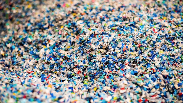 Bliski widok wielobarwnych rozdrobnionych plastikowych śmieci w fabryce recyklingu odpadów