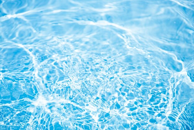 Zdjęcie bliskie zdjęcia wody na niebieskim tle