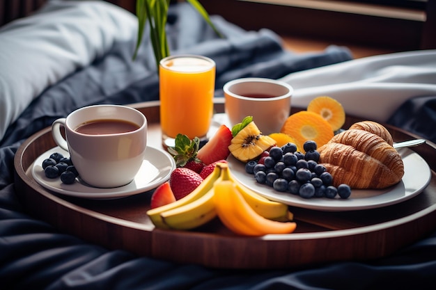 Blisko łóżka z tacą śniadania i miską świeżych owoców