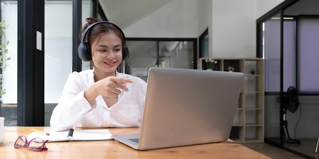 blisko uczniów uczących się w klasie internetowej za pomocą komputera przenośnego i pisania notatnika w miejscu pracy E uczenie się i koncepcja pracy online