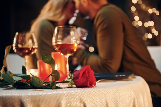 Bliskość ludzi Młoda urocza para je razem romantyczną kolację w domu