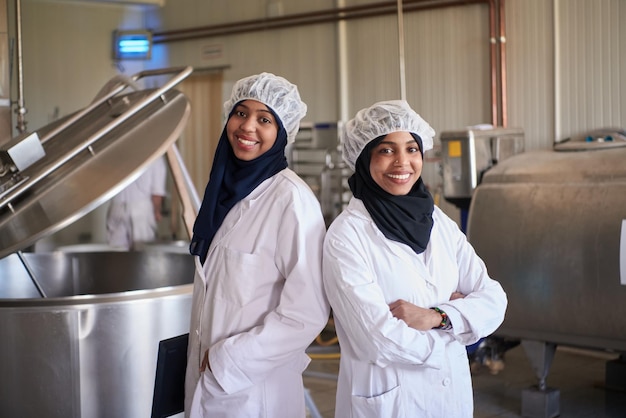 bliskowschodnia czarna afrykańska muzułmańska kobieta biznesu zespół w lokalnej firmie produkującej sery z mleka krowiego i koziego