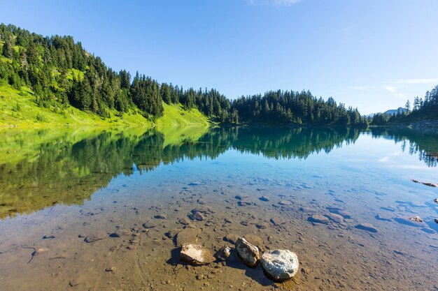 Bliźniacze jeziora w obszarze rekreacyjnym Mt.Baker, Waszyngton, USA