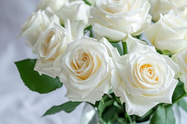 Zdjęcie bliższe zdjęcia białych róż w wazonie