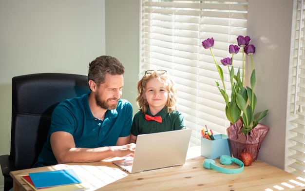 blog rodzinny. nerd chłopiec odrobić pracę domową z nauczycielem. lekcja wideo webinarium. edukacja online na laptopie. nauczanie domowe i e-learning. powrót do szkoły. szczęśliwy ojciec i syn w okularach używać laptopa w domu.