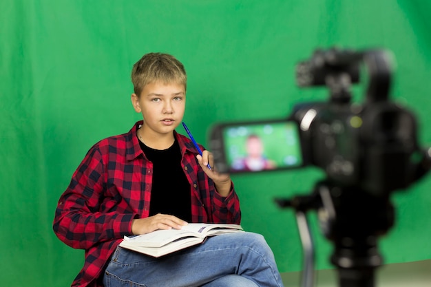 Bloger Młodego Chłopca Nagrywa Wideo Na Zieleni