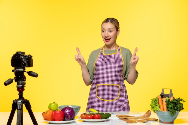 Blogerka Kulinarna Słodka, Zdrowa Szefowa Kuchni Nagrywająca Wideo Dla Mediów Społecznościowych, Krzyżując Palce
