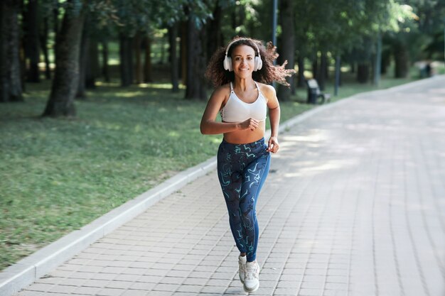 Blogger Fotografujący Kobietę Podczas Porannego Joggingu