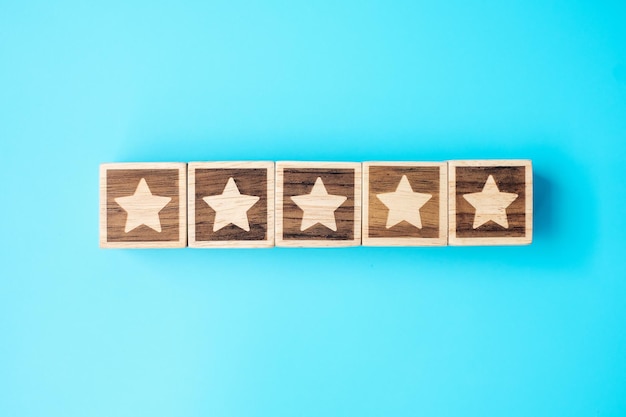 Blok symbolu gwiazdy na niebieskim tle Ranking usług Ranking opinii klientów Ocena satysfakcji i koncepcja opinii
