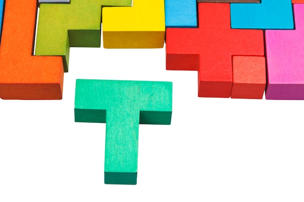 Zdjęcie blok w kształcie litery t i drewniane puzzle