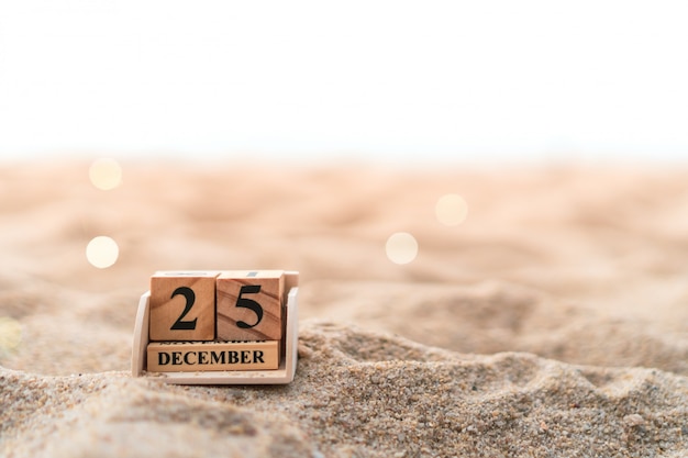 Blok z cegły z drewna pokazuje datę i kalendarz miesiąca 25 grudnia lub dzień Chritstmas.