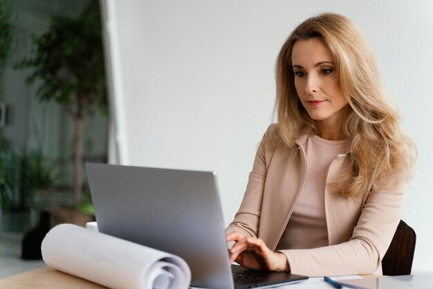 Zdjęcie blond bizneswoman pracuje na laptopie