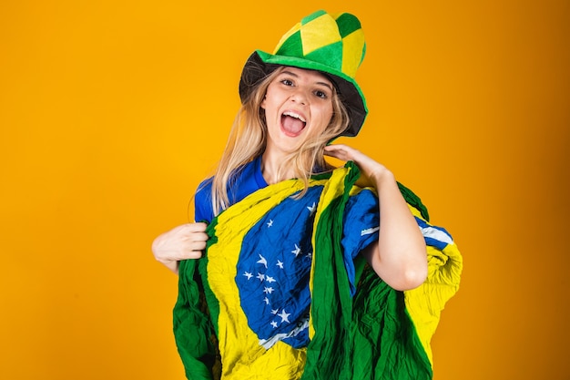 Blond brazylijski fan świętuje na żółtym tle. Tak!