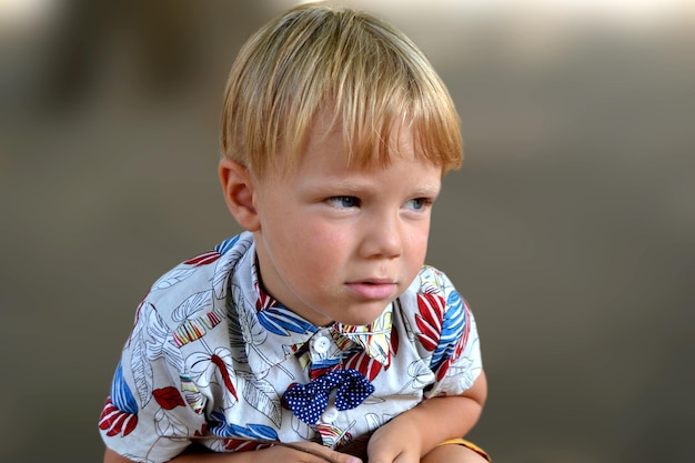 Blond chłopiec 4 lata bawi się na placu zabaw dla dzieci i dobrze się bawi. Zdjęcie wysokiej jakości
