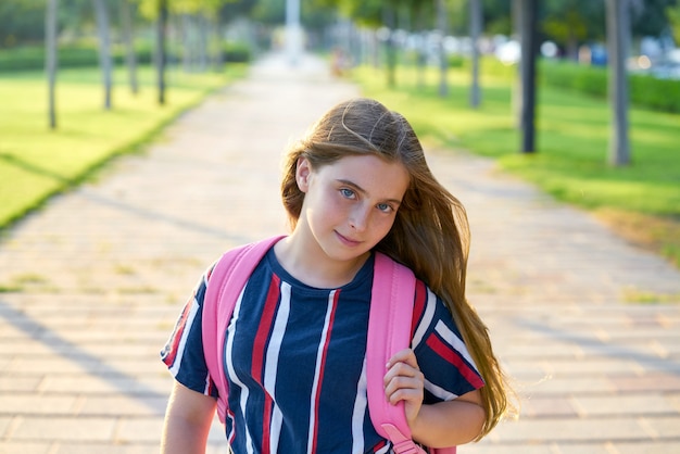 Zdjęcie blond dzieciaka studencka dziewczyna w parku