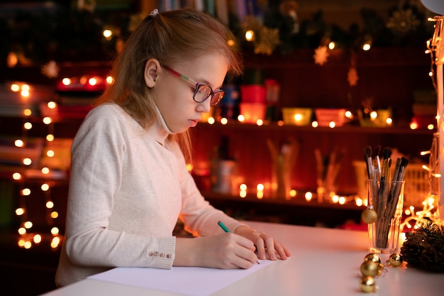 Blond Dziecko Dziewczynka Z Dużymi Różowe Okulary Czarne I Różowe Pisanie Listu Do świętego Mikołaja