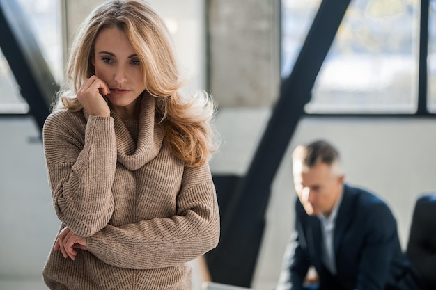 Blond Kobieta Wygląda Na Zestresowaną I Zdenerwowaną