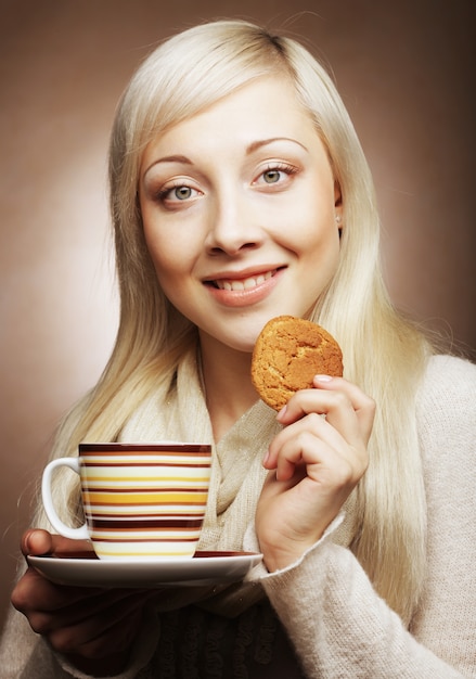 Blond kobieta z kawą i ciastkami