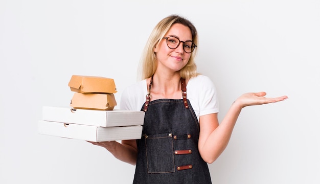 Blond ładna Kobieta Czuje Się Zdziwiona I Zdezorientowana I Wątpi W Koncepcję Fast Foodów