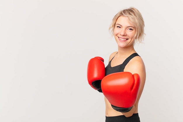 Blond ładna kobieta w rękawicach bokserskich