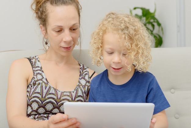 Blond Mały Chłopiec I Jego Mama Z Cyfrowego Tabletu