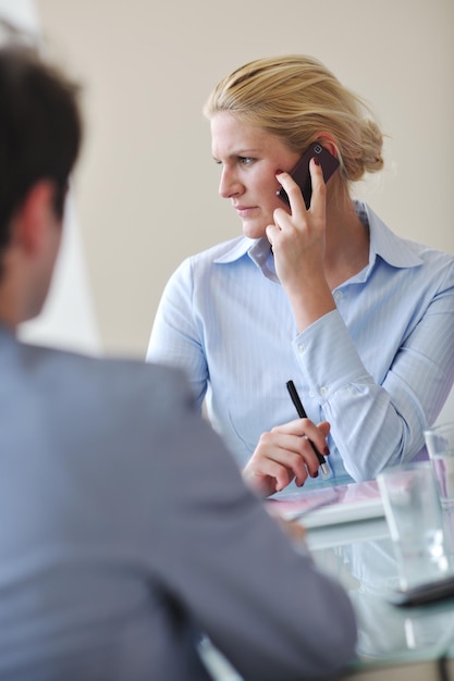 Zdjęcie blond młoda kobieta biznesu rozmawia przez telefon na meetng