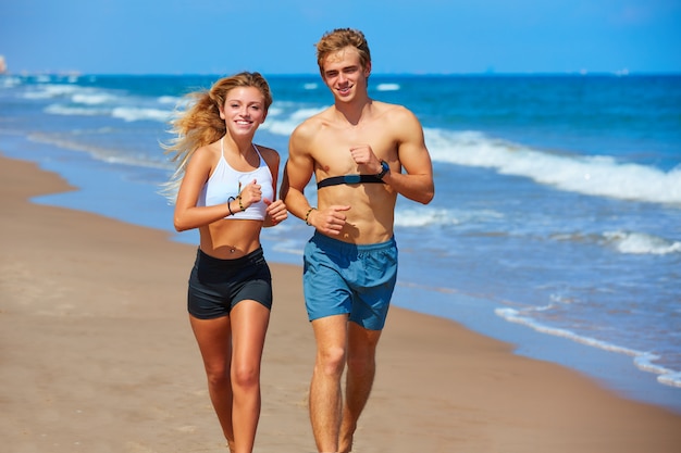 Blond potomstwa dobierają się bieg na plaży w lecie