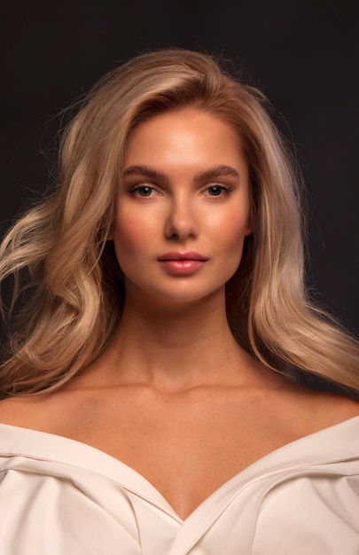 Blond studio portret młodej dziewczyny