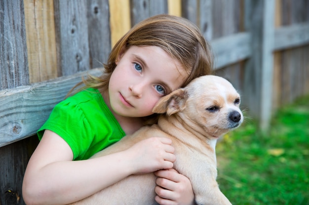 Blond szczęśliwa dziewczyna z jej chihuahua doggy portretem