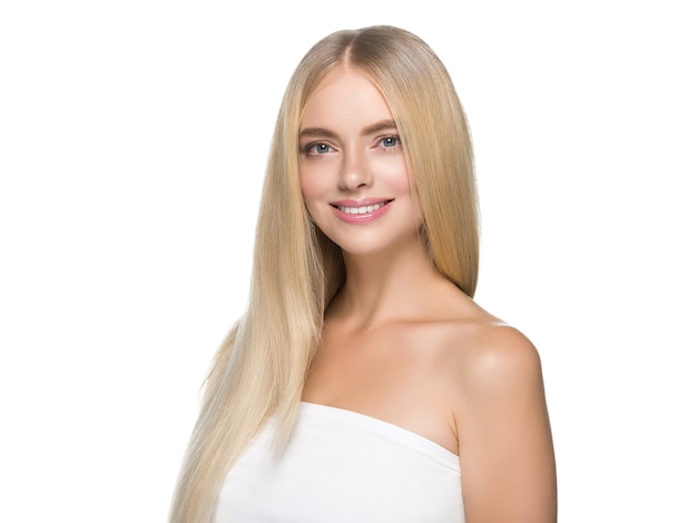 Blond włosy kobieta naturalna skóra kobiece piękno zdrowe zęby uśmiech. Strzał studio.