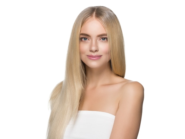 Blond włosy kobieta naturalna skóra kobiece piękno zdrowe zęby uśmiech. Strzał studio.