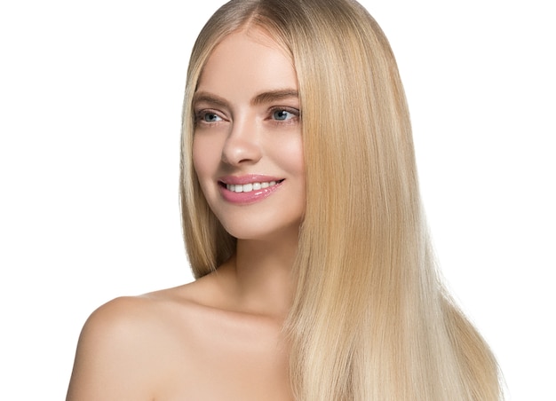 Blond włosy kobieta naturalna skóra kobiece piękno zdrowe zęby uśmiech. Strzał studio.