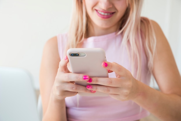 Blonde Influencer Używający Telefonu Komórkowego