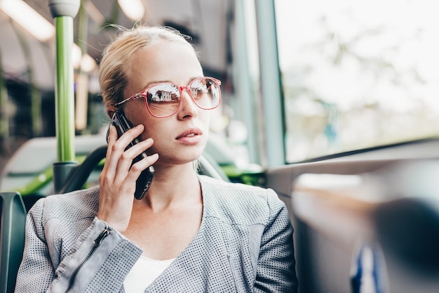 Blondynka biznesu podróżująca autobusem