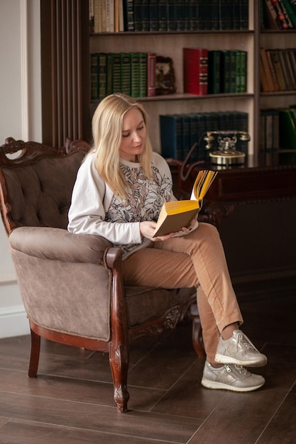 Blondynka Czyta Książkę W Zabytkowej Bibliotece